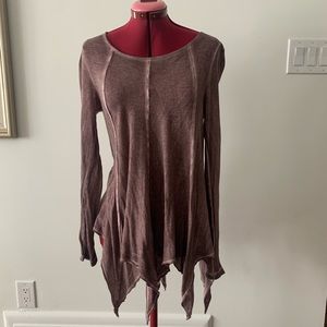 HANDKERCHIEF HEM LONG SLEEVE TEE